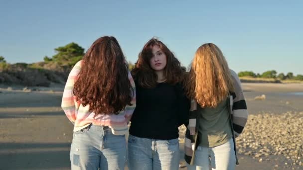 Három tinédzser nővér, két hajjal az arcukon.