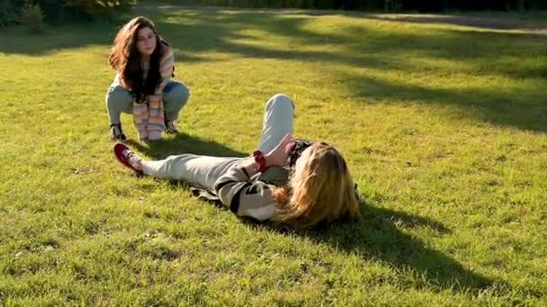 Två Tonårstjejer Fotograferar Tillsammans Parken — Stockvideo