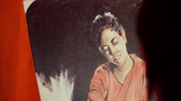 Stüdyoda Yaratıcı Bir Kadın Stüdyoda Resim Çiziyor — Stok video