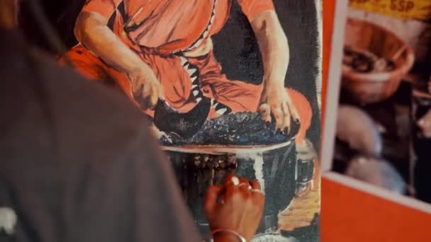 Junge Malerin Zeichnet Asiatisches Mädchen Painting Auf Staffelei Atelier — Stockvideo