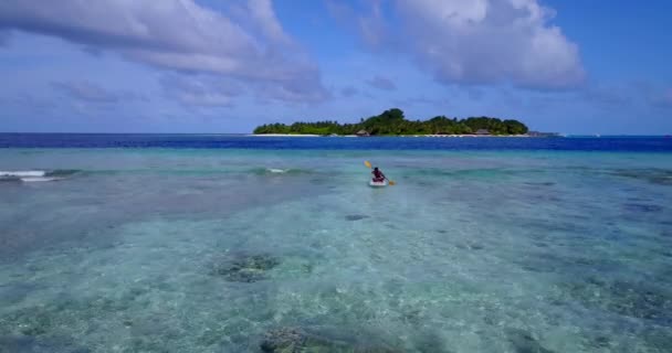 Hombre Africano Remando Las Aguas Cristalinas Del Archipiélago Las Maldivas — Vídeos de Stock