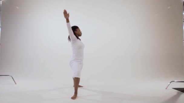Schwarze Yogini Bewegt Sich Von Kriegerpose Dreieckshaltung — Stockvideo