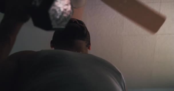 Oturma Odasında Ağırlık Kaldıran Kaslı Bronz Tenli Kel Bir Adamın — Stok video