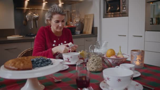 Mladá Žena Připravuje Zdravou Výživnou Snídani Obklopená Vánočními Ozdobami Kuchyni — Stock video