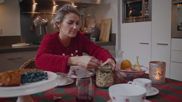 부엌에서 차려입은 식탁에 크리스마스 장식용 장식으로 둘러싸인 루트와 요구르트로 건강에 — 비디오