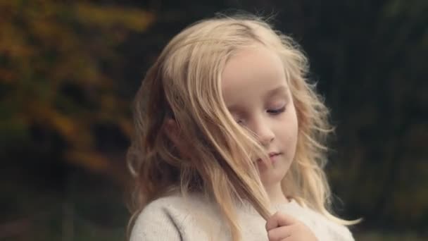 Gadis Kecil Yang Lucu Melepaskan Rambut Pirang Panjang Potret Gerakan — Stok Video