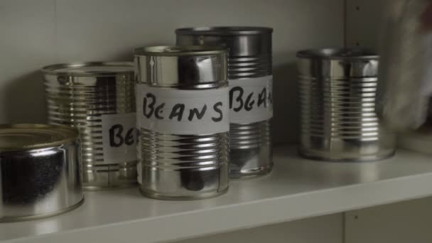 食品の食器棚からアルミ焼き豆の缶を取得 — ストック動画