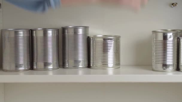 食器棚からアルミ缶を取り出す — ストック動画