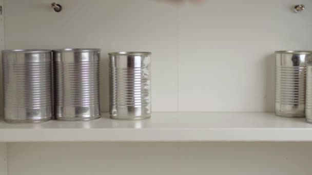 Układanie Aluminiowych Puszek Szafce Żywnością — Wideo stockowe