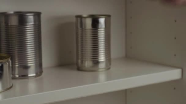 Empiler Des Boîtes Conserve Aluminium Hors Étagère Armoire Alimentaire — Video