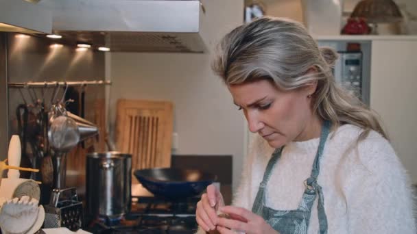Jonge Vrouw Bereidt Een Zelfgemaakte Maaltijd Haar Keuken — Stockvideo