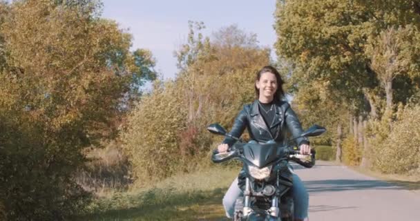 Jovencita Sonriente Motocicleta Que Monta Través Del Bosque Los Campos — Vídeo de stock