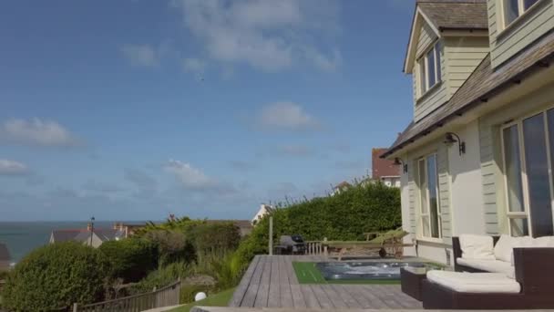 Cubierta Casa Playa Con Bañera Hidromasaje Desvanece Hacia Cielo Azul — Vídeos de Stock