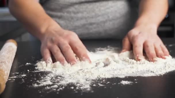 Lady Prepara Cuocere Nella Sua Cucina Strofinando Dita Mani Nella — Video Stock