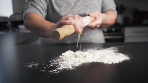 Donna Prepara Suo Mattarello Appiattire Pasta Strofinando Rivestimento Farina Sul — Video Stock