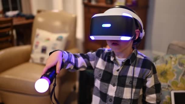 テディ仮想現実ゲーム8歳 子供は家族の部屋の設定で仮想現実に完全に没頭しました ストップテディに焦点を当てる — ストック動画