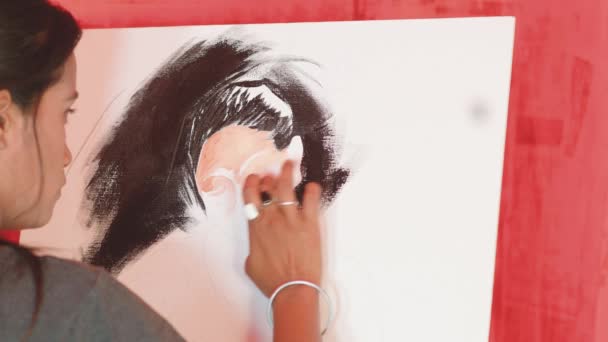 Ressam Parmaklarıyla Resim Yapıyor Stüdyoda Suluboya Ile Kapat — Stok video
