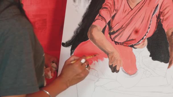 年轻的亚洲女孩在画室用画笔画艺术品 — 图库视频影像