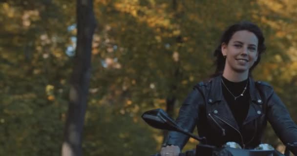 Mujer Joven Europea Bastante Sonriente Conduciendo Una Moto Con Chaqueta — Vídeos de Stock