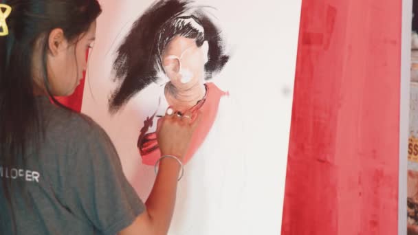 Skoncentrowany Azjatycki Artysta Pracujący Nad Obrazkiem Ujęcie Bliska — Wideo stockowe