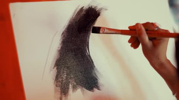 Artista Asiático Pintando Líneas Negras Con Acuarela Caballete Cerca — Vídeos de Stock