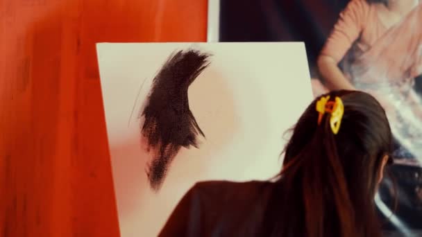 Zoom Shot Van Vrouw Kunstenaar Schilderen Met Zwart Water Kleur — Stockvideo