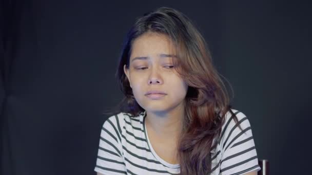 Millennial Kuzey Doğu Hindistanlı Kadın Derin Depresyonla Uğraşıyor Portre Çekimi — Stok video