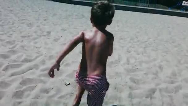Pov Come Macchina Fotografica Insegue Bambino Una Spiaggia Sabbiosa Giorno — Video Stock