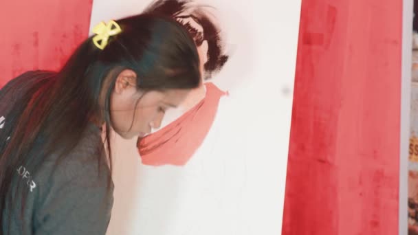Talangfull Asiatisk Konststudent Visar Färg Färdigheter Vita Cansas Närbild — Stockvideo