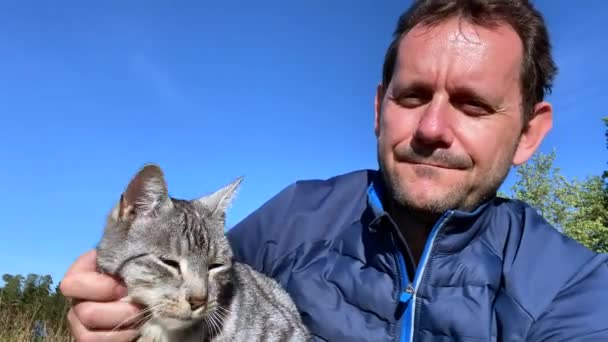 Uomo Coccole Con Simpatico Gatto Fuori Nella Natura Durante Sole — Video Stock