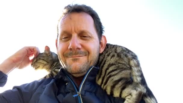 Bellissimo Gatto Sulle Spalle Dell Uomo Sente Bene Durante Tramonto — Video Stock