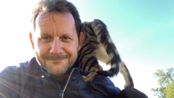 Υπέροχη Γάτα Αναρρίχηση Στον Ώμο Του Ενήλικα Άνδρα Εξωτερική Την — Αρχείο Βίντεο