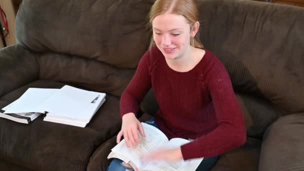 Gymnasieelev Madelyn Studier Från Lärobok Tittar Upp Kameran Med Ett — Stockvideo