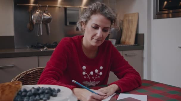 Mujer Joven Con Suéter Navideño Festivo Escribiendo Una Carta Ser — Vídeo de stock