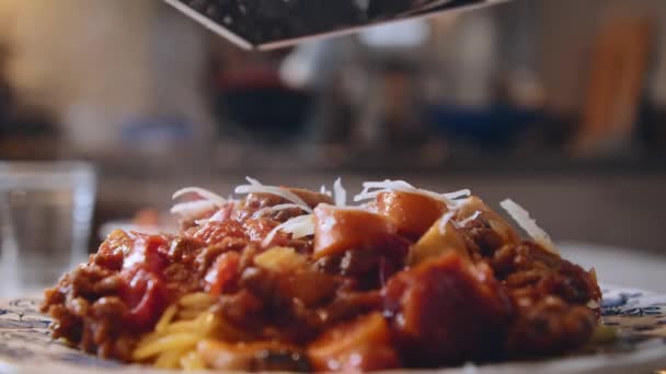 Primer Plano Queso Parmesano Italiano Fresco Rallado Encima Espaguetis Calientes — Vídeo de stock