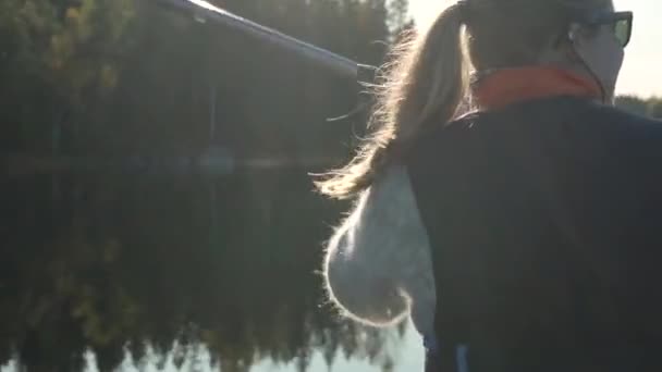 Женщина Греблей Каноэ Красивом Озере Осенью Вид Сзади Крупным Планом — стоковое видео