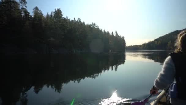 女子划着独木舟在美丽的秋湖上 后视镜 — 图库视频影像