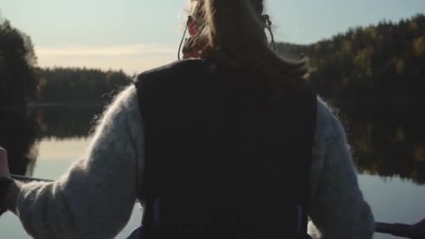Жінка Катається Каное Красивому Озері Восени Вид Ззаду Крупним Планом — стокове відео
