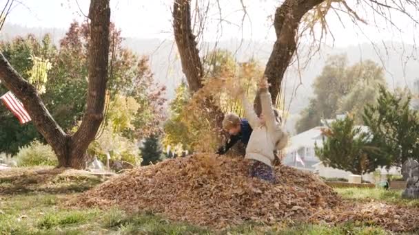Dvě Děti Hrají Hromadě Listí Vyhazují Listí Vzduchu Shot 120Fps — Stock video