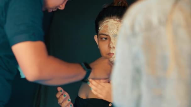 Prothèse Maquillage Fond Teint Déversement Latex Étant Nettoyé Par Assistant — Video