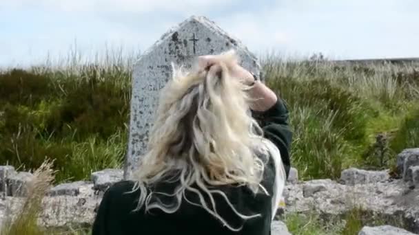 Blond Girls Arkası Yaşlı Tumb Stone Bakıyor — Stok video