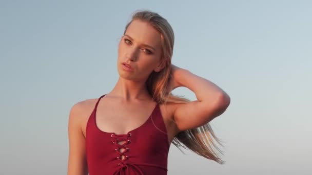 Joven Rubia Posando Traje Baño Rojo Una Playa — Vídeos de Stock