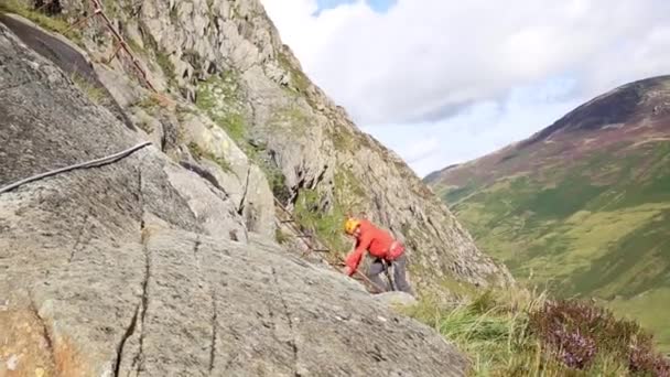 Alpinista Protetto Sta Salendo Scale Una Ripida Falesia Montagna — Video Stock