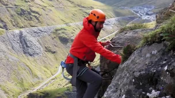 Защищенный Альпинист Поднимается Лестнице Канатной Лестницы Крутой Горный Ландшафт — стоковое видео
