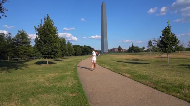 Šťastný Mladý Tisíciletý Odchod Washingtonova Památníku Pozadí Washingtonu — Stock video