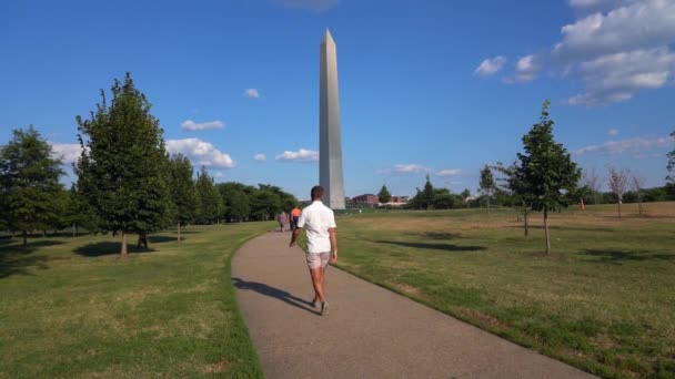 Pessoa Caminhando Por Parque Direção Monumento Washington Washington — Vídeo de Stock