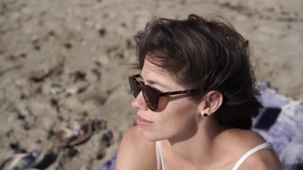 Młoda Brunetka Siedzi Plaży Patrząc Widok Wietrzne Włosy Gibraltar Hiszpania — Wideo stockowe