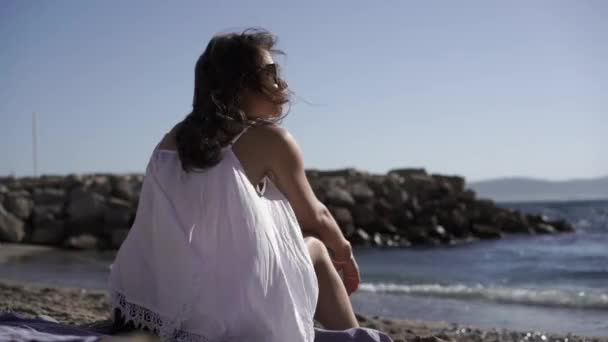 Junge Frauen Sitzen Strand Und Genießen Den Blick Auf Den — Stockvideo