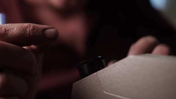 Closeup Homem Velho Ajustando Lente Microscópio Para Inspeção Diamante — Vídeo de Stock