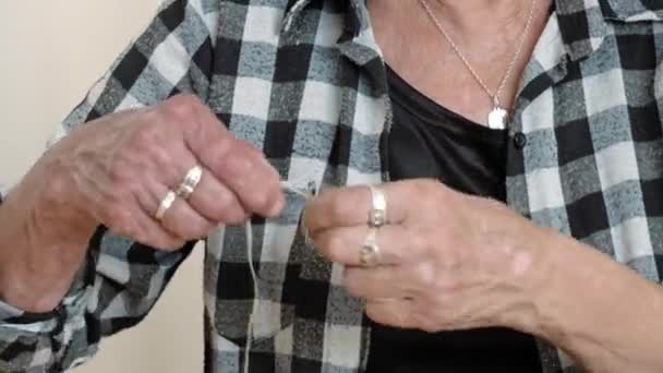 Polonya Dan Fısıldayıcı Ayin Yanan Keten Için Yaşlı Kadın Hazırlığı — Stok video